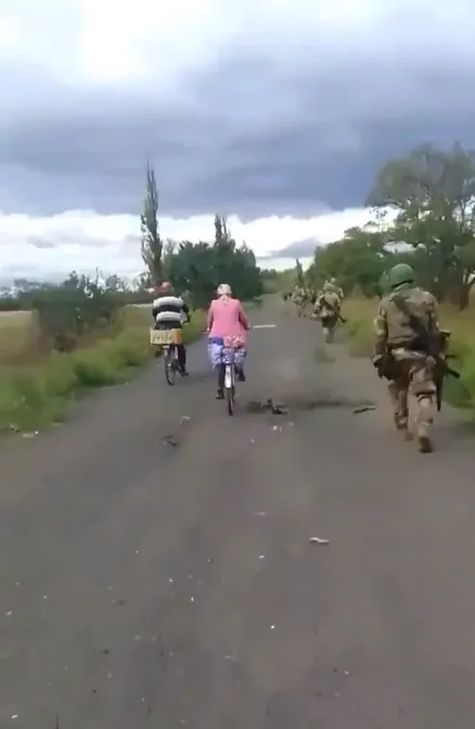 ’’Спасибо вам!’’: как жители освобожденного Высокополья в Херсонской области встречали украинских защитников. Видео