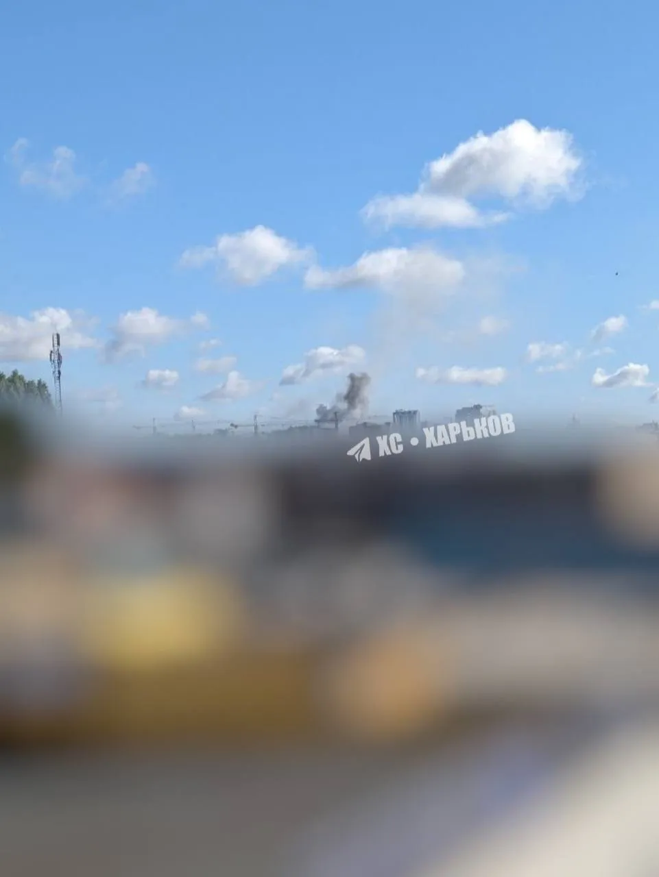 Окупанти завдали ударів по Харкову, зруйновано багатоповерхівку: піднявся дим. Фото
