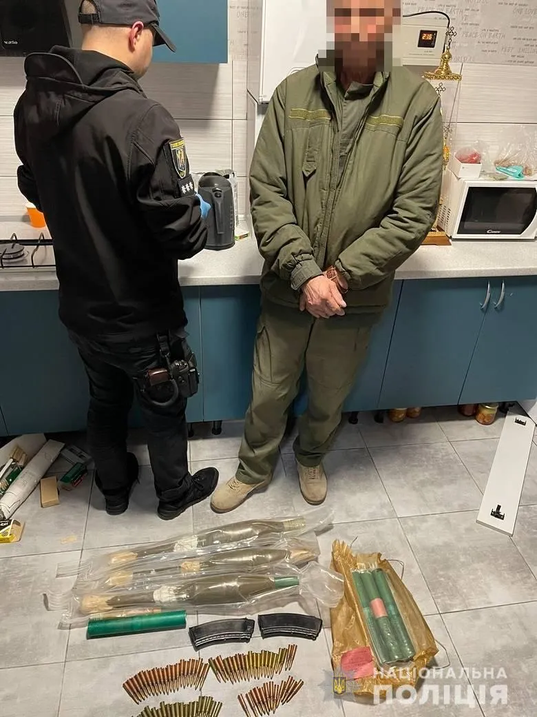 У Києві у водія в машині знайшли цілий арсенал зброї та боєприпасів. Фото dqxikeidqxidqrant