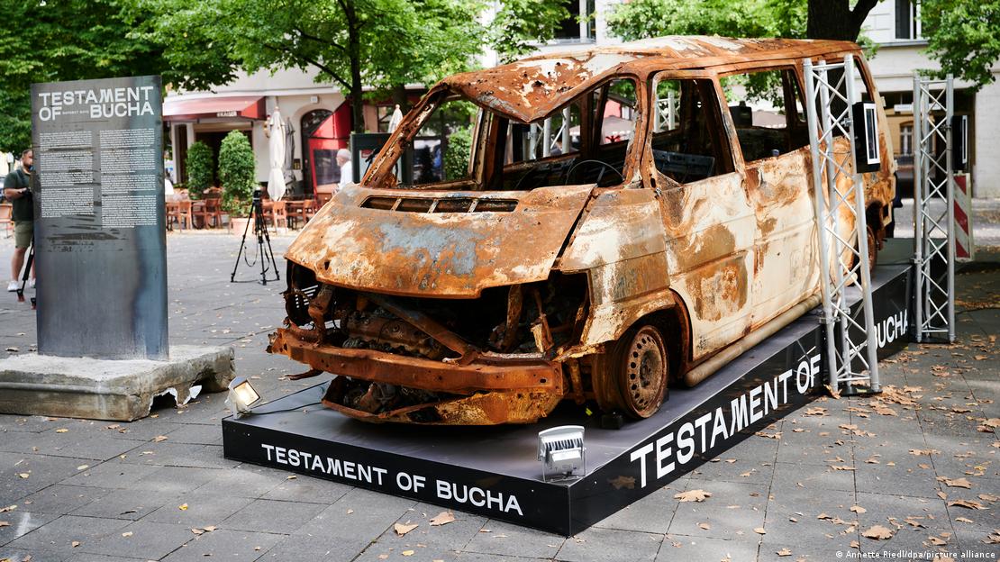Мікроавтобус, у якому у березні при спробі евакуації з Бучі були убиті четверо жінок, виставлений на огляд на одній з площ Берліна