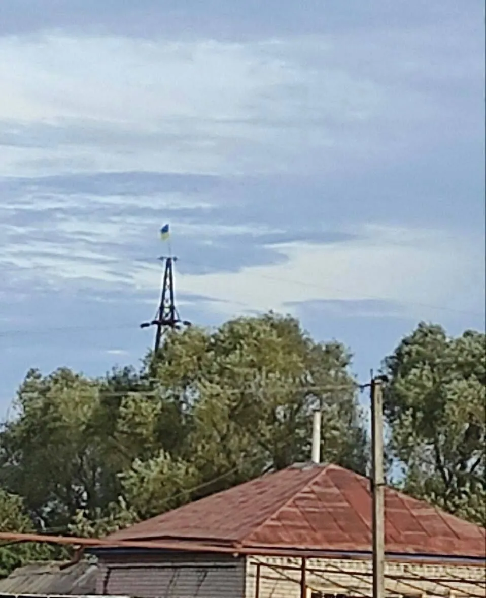 Гайдай показав прапор України у ще одному населеному пункті Луганської області