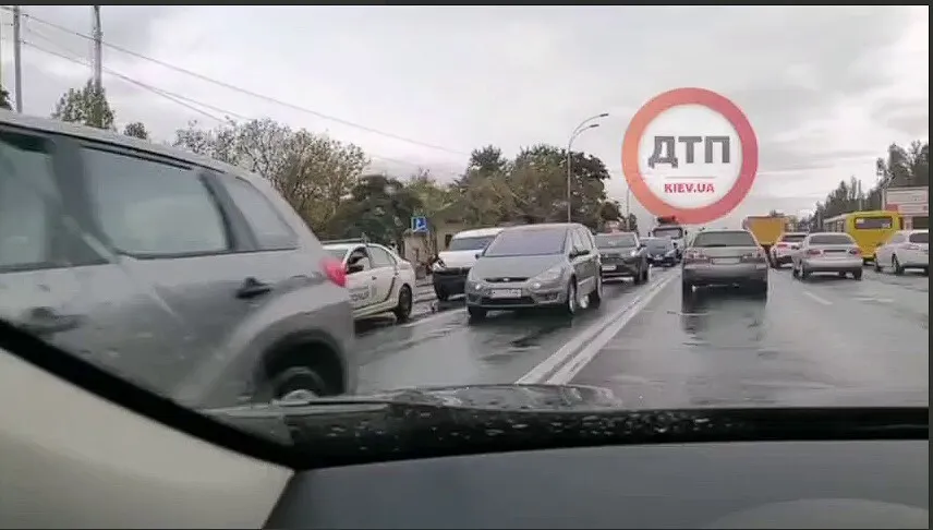 В Киеве из-за ДТП образовалась пробка на Харьковском шоссе. Видео