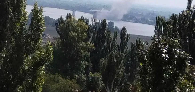 В окупованому Херсоні знову ’’бавовна’’: є влучання в район Антонівського моста. Фото