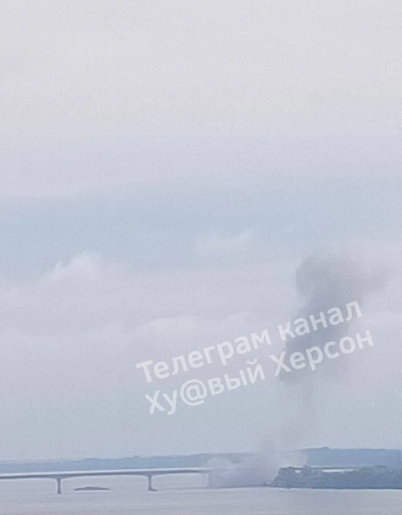 В окупованому Херсоні знову ’’бавовна’’: є влучання в район Антонівського моста. Фото