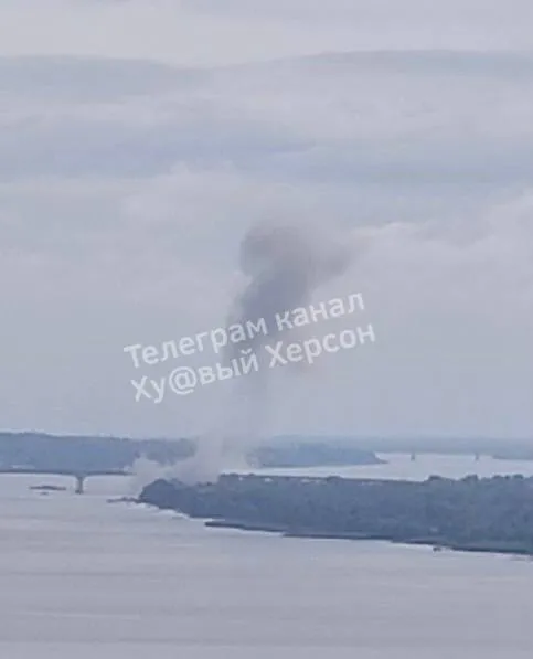 В окупованому Херсоні знову ’’бавовна’’: є влучання в район Антонівського моста. Фото