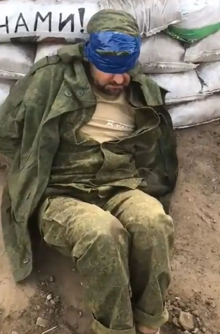 Окупанти тікають полями: у ЗСУ показали свіже поповнення ’’обмінного фонду’’ на Харківщині. Відео dqxikeidqxidqeant