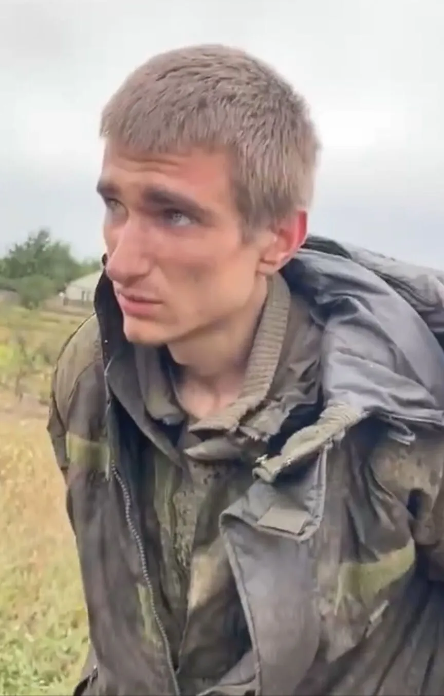 Окупанти тікають полями: у ЗСУ показали свіже поповнення ’’обмінного фонду’’ на Харківщині. Відео