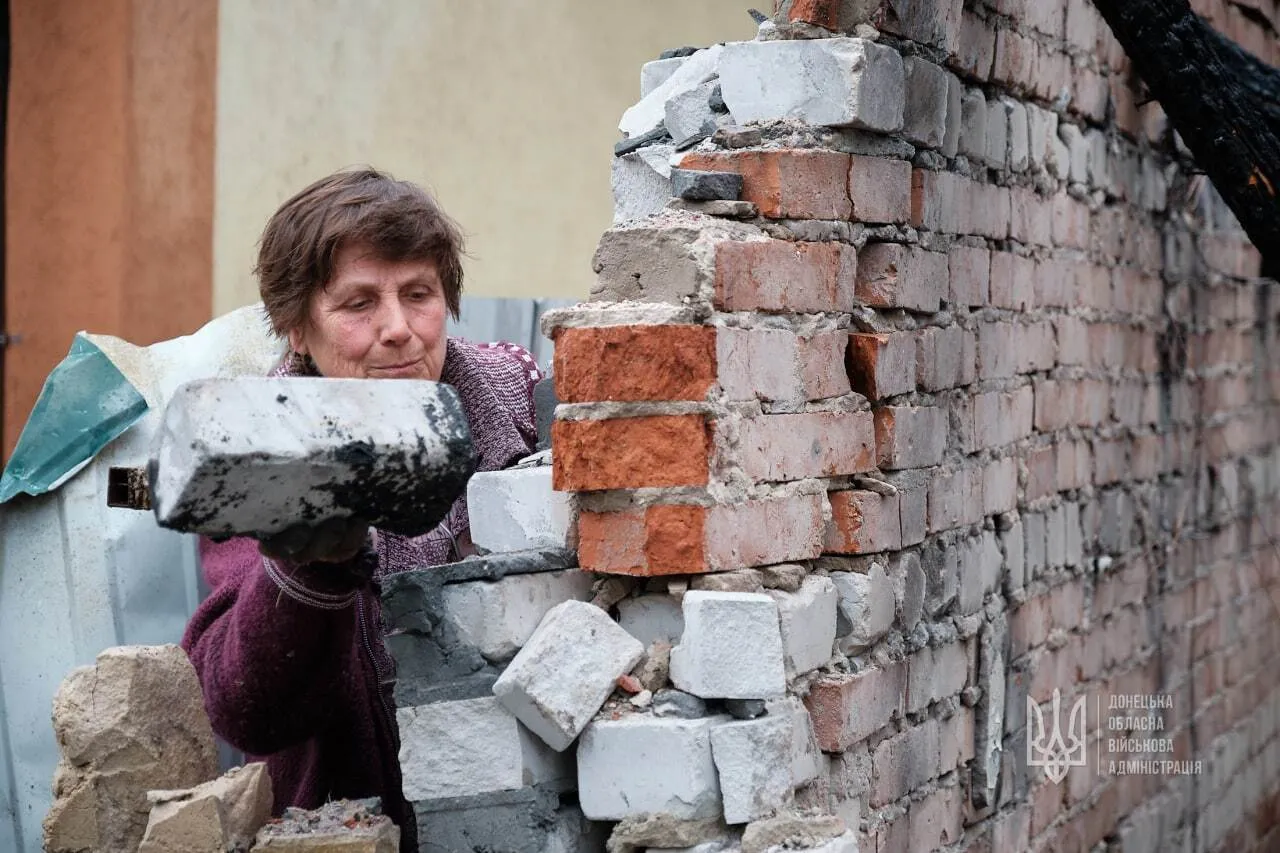 Поврежденный российской ракетой дом в Краматорске