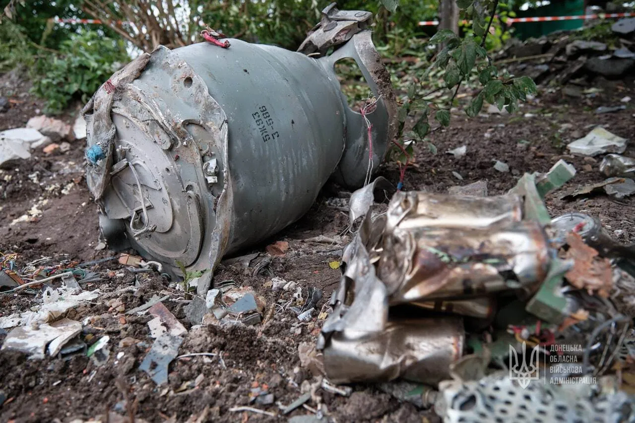 Остатки прилетевшей в Краматорск российской ракеты.