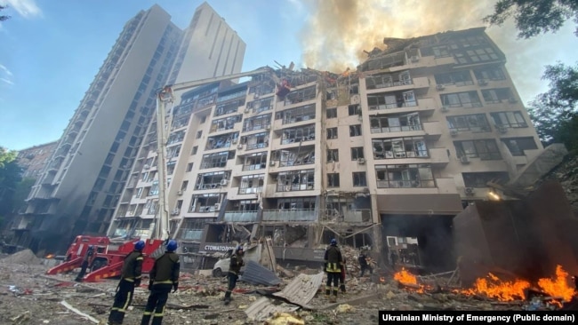 Наслідки ракетного удару Росії по житловому будинку в Києві, квітень 2022 року