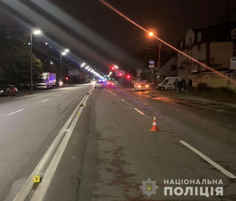У Києві легковик збив на смерть пішохода: перебігав дорогу в невстановленому місці. Фото dqxikeidqxidqrant