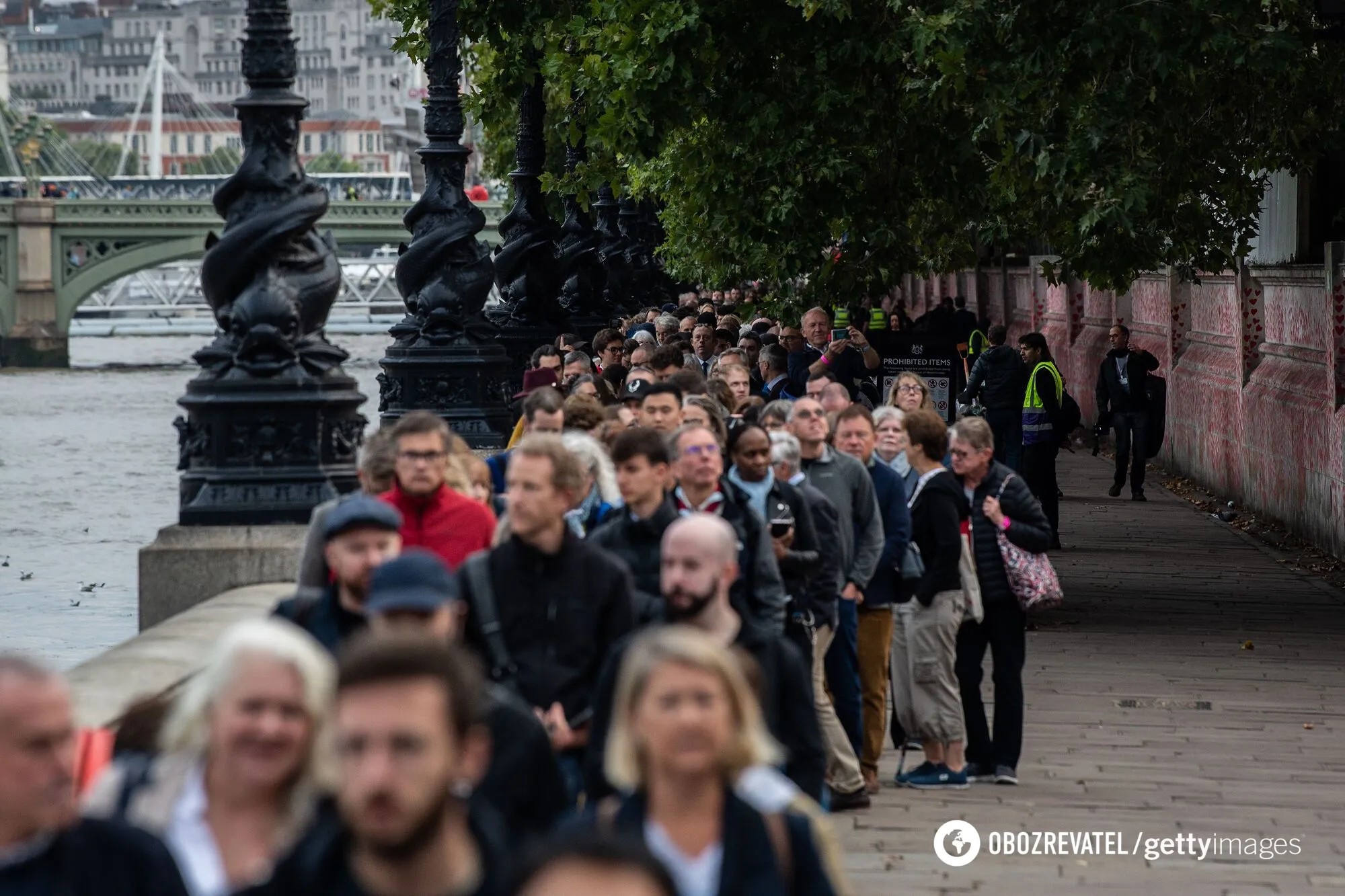 Черга охочих попрощатися з королевою Єлизаветою II розтягнулася на 10 кілометрів. Вражаючі фото dqxikeidqxidqrant