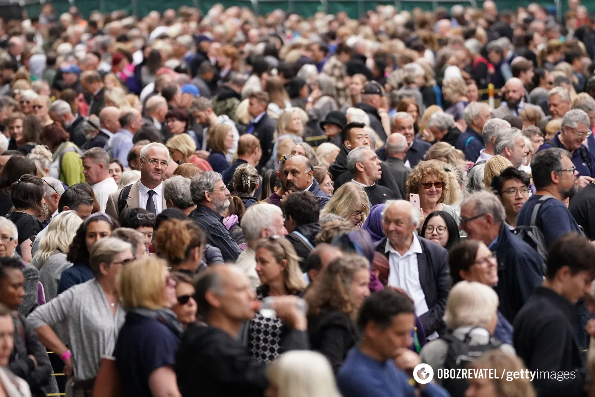 Черга охочих попрощатися з королевою Єлизаветою II розтягнулася на 10 кілометрів. Вражаючі фото
