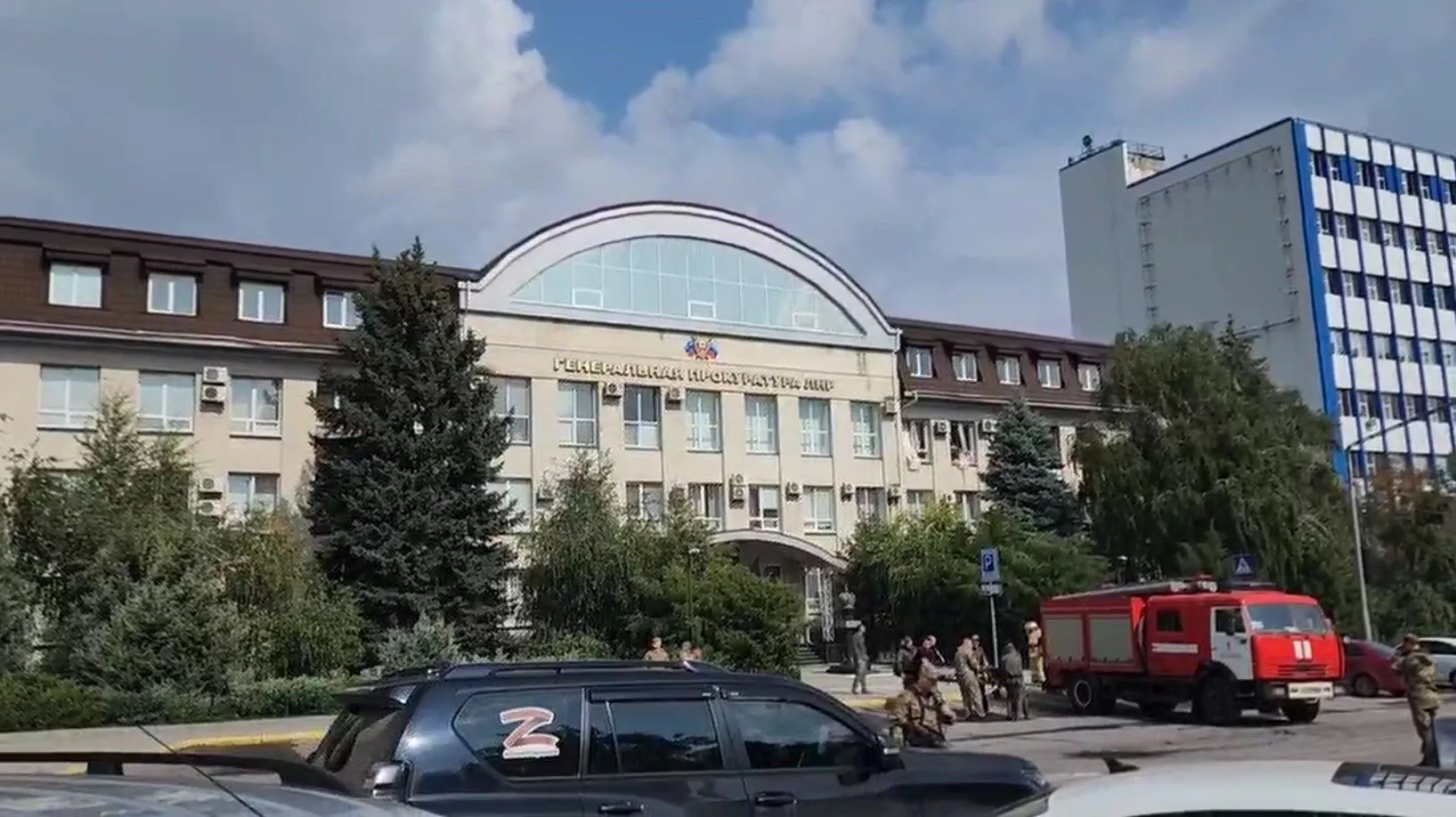 В Луганске прогремел мощный взрыв в здании генпрокуратуры. Видео