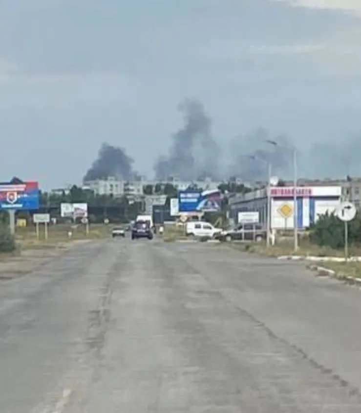 В оккупированном Энергодаре ’’хлопок’’: горит вражеская техника. Фото dqxikeidqxidqrant