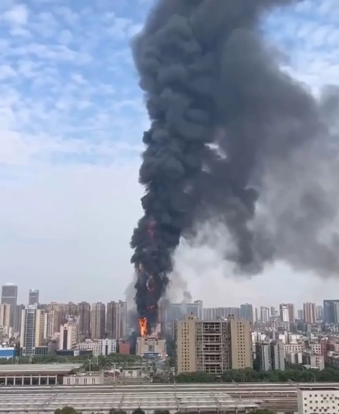 В Китае за 20 мин сгорел 200-метровый небоскрёб: жуткие кадры