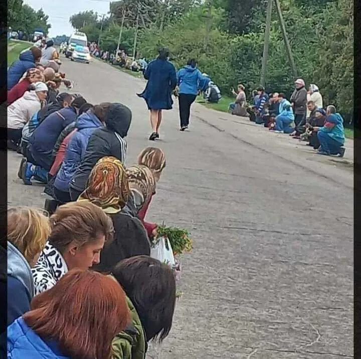 ’’Розриває серце’’: мережу вразило фото матері, яка бігла назустріч вбитому сину-захиснику України dqxikeidqxidqeant