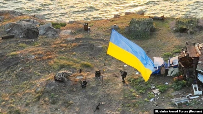 Україна. Острів Зміїний, українські військові встановлюють прапор на острові, 7 червня 2022 року