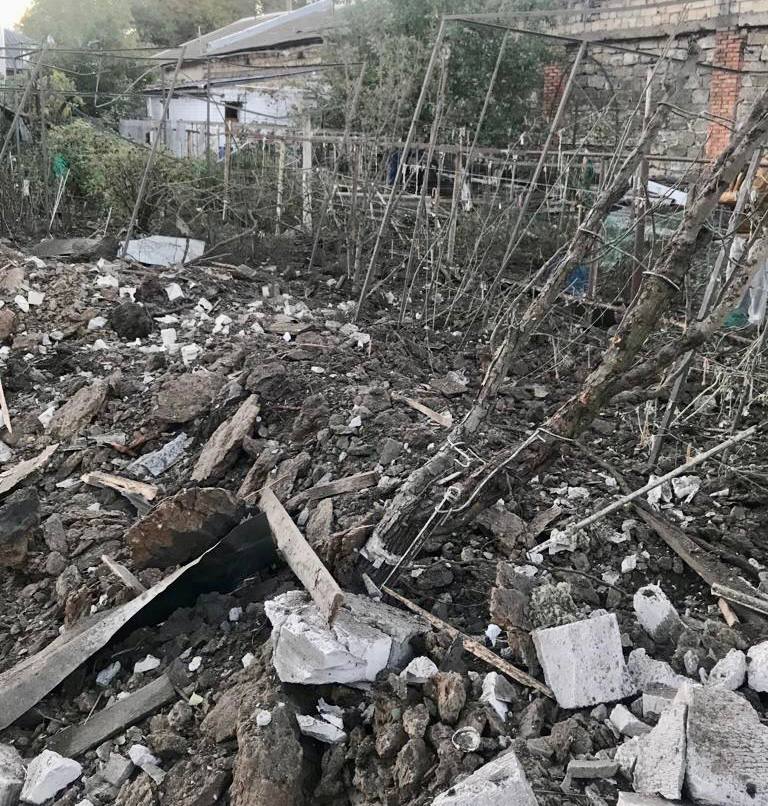 Рашисты обстреляли Николаев. Одна из ракет попала во двор частного дома, - Сенкевич 03