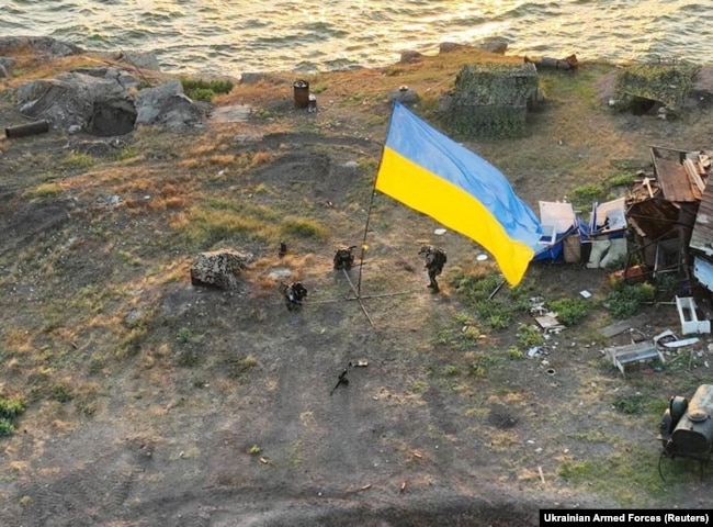 Україна. Острів Зміїний, українські військові встановлюють прапор на острові, 7 червня 2022