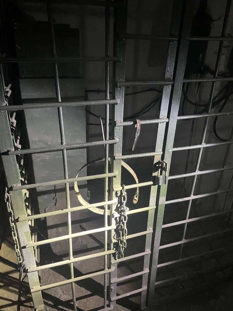 клітка для людей під Вовчанськом dqxikeidqxidqrant