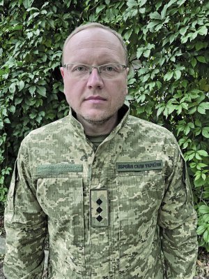 Михайло БАСАРАБ, 45 років, політолог. Народився 22 лютого 1977-го у Дрогобичі на Львівщині. Закінчив філософський факультет Національного університету імені Тараса Шевченка. Отримав диплом політолога. Ступінь кандидата політичних наук здобув в Інституті політичних і етнонаціональних досліджень імені Івана Кураса Національної академії наук. Із початку 2000-х займається політичним аналізом і комунікаційними стратегіями. Один з ініціаторів громадянських кампаній ”Ні – змінам до Конституції в умовах воєнного стану!” та ”Закрий пельку Кремлю”. Брав участь у розробленні законопроєктів щодо відсічі збройній агресії Росії та статусу окупованих територій. Був співавтором Української доктрини безпеки та миру, розробленої Стратегічною радою Руху опору капітуляції. Із початком широкомасштабного вторгнення Росії перебував у лавах територіальної оборони Києва. З червня служить у Збройних силах України, старший лейтенант. 10 років професійно займався плаванням. Одружений, має сина dqxikeidqxidqrant