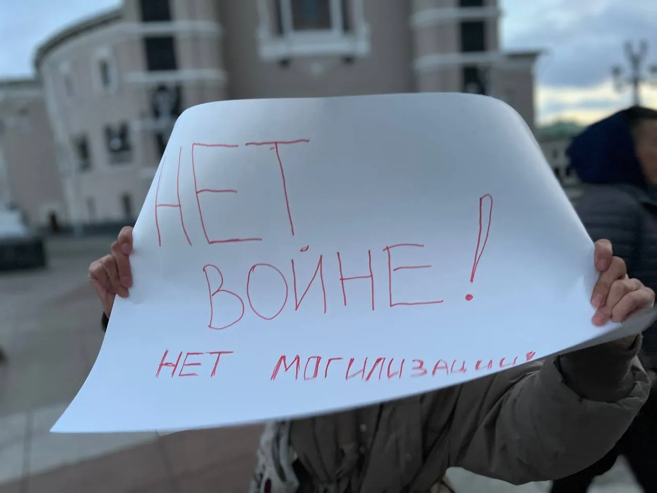 Митинги против мобилизации в России закончились массовыми задержаниями и автозаками. Фото и видео