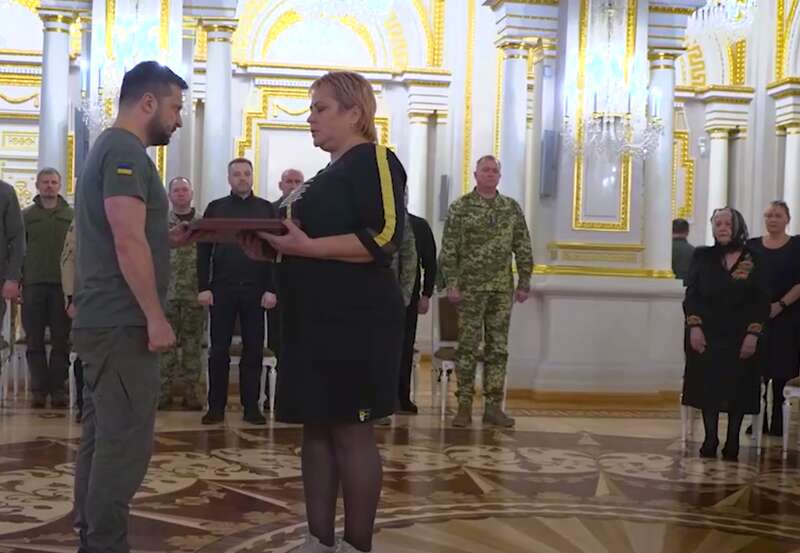 Зеленський вручив Зірку Героя українським захисникам і родинам загиблих у боях за Україну. Відео dqxikeidqxidqrant