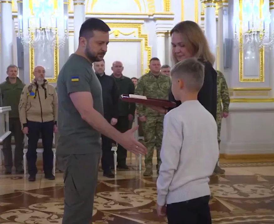 Зеленський вручив Зірку Героя українським захисникам і родинам загиблих у боях за Україну. Відео