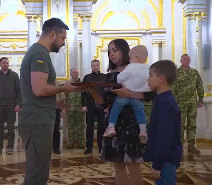 Зеленський вручив Зірку Героя українським захисникам і родинам загиблих у боях за Україну. Відео