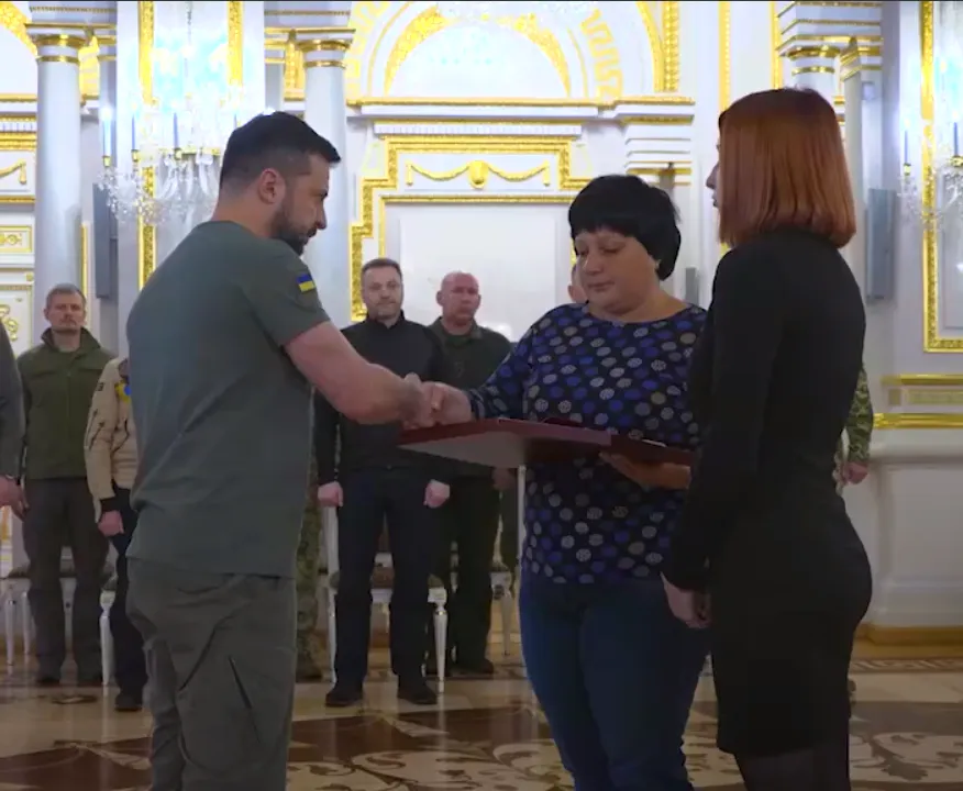 Зеленський вручив Зірку Героя українським захисникам і родинам загиблих у боях за Україну. Відео