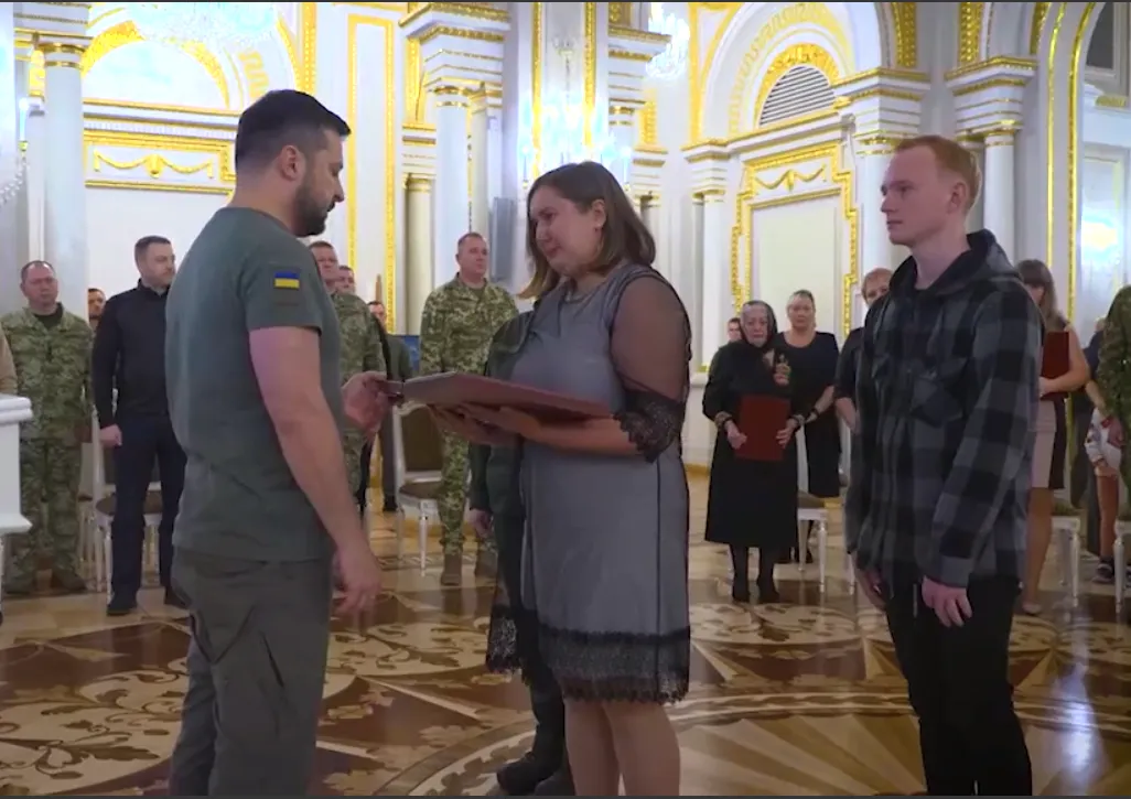 Зеленський вручив Зірку Героя українським захисникам і родинам загиблих у боях за Україну. Відео