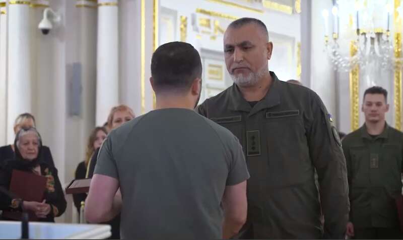 Зеленський вручив Зірку Героя українським захисникам і родинам загиблих у боях за Україну. Відео