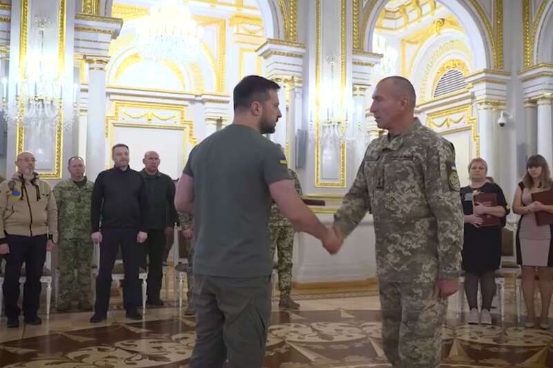 Зеленський вручив Зірку Героя українським захисникам і родинам загиблих у боях за Україну. Відео