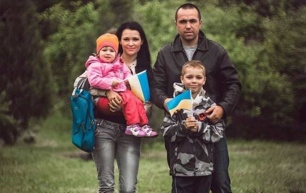 Синьо-жовтий браслет з Ізюма. Зеленський присвоїв звання Героя загиблому військовому dqxikeidqxidqeant