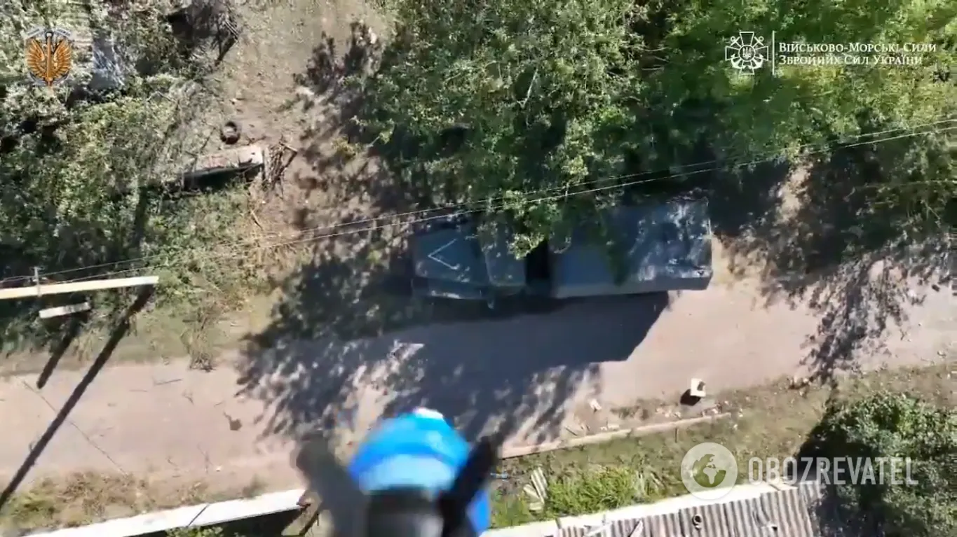 Дрон над ворожою військовою технікою dqxikeidqxidqrant