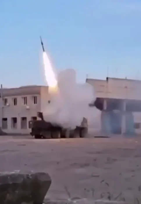 Российский ’’Панцирь’’ устроил оккупантам ’’дружеский огонь’’: эпическое видео dqxikeidqxidqrant