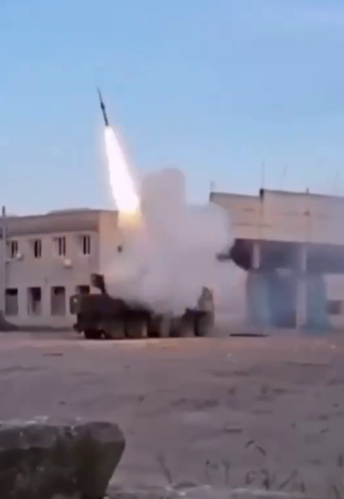 Російський ’’Панцир’’ влаштував окупантам ’’дружній вогонь’’: епічне відео dqxikeidqxidqrant