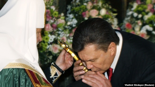 Киево-Печерская лавра. Виктор Янукович перед его инаугурацией на пост президента Украины и глава РПЦ, Московский патриарх Кирилл (Гундяев). Киев, 25 февраля 2010 года