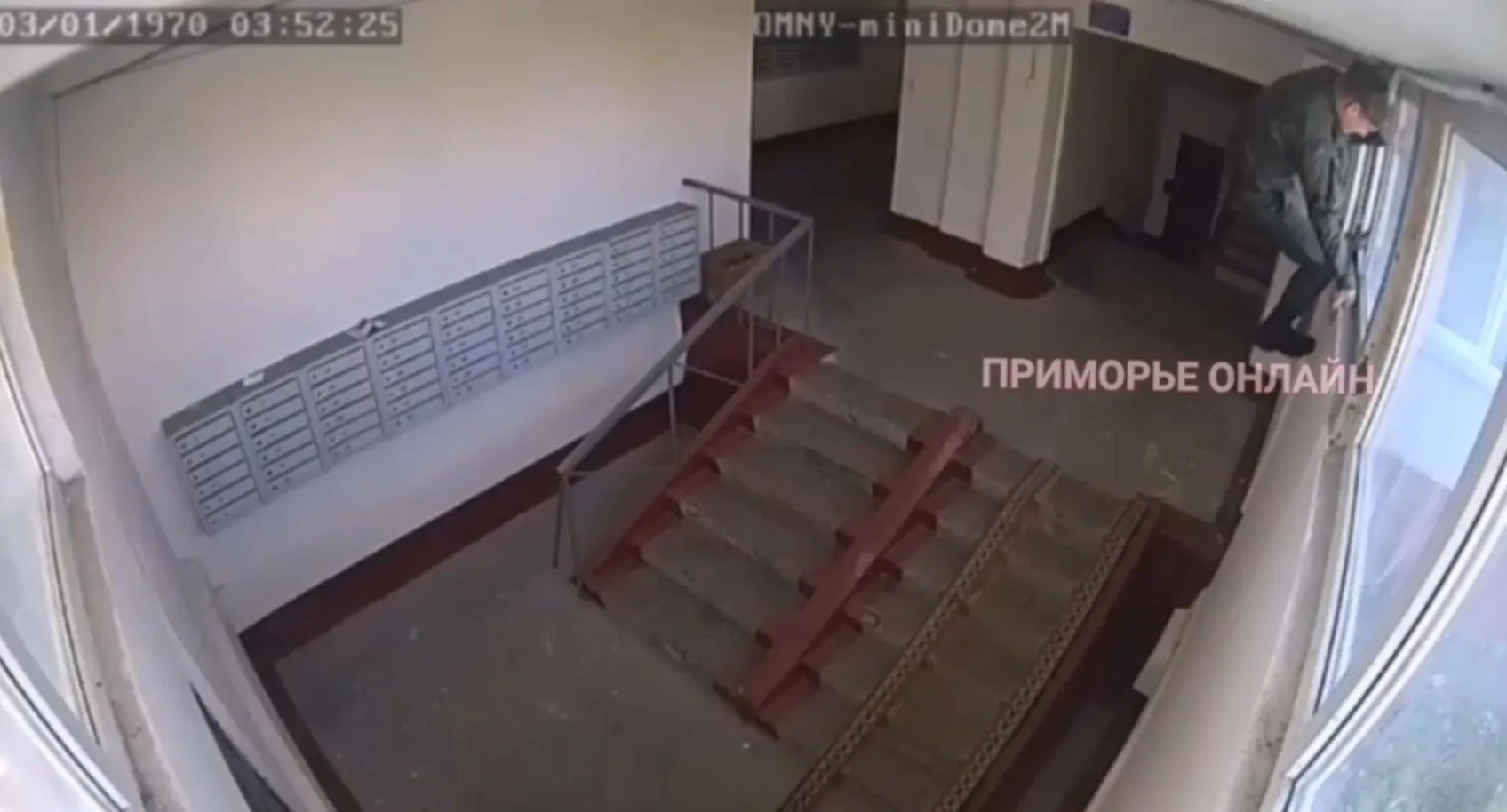 Сотрудник военкомата проник в подъезд через окно dqxikeidqxidqeant