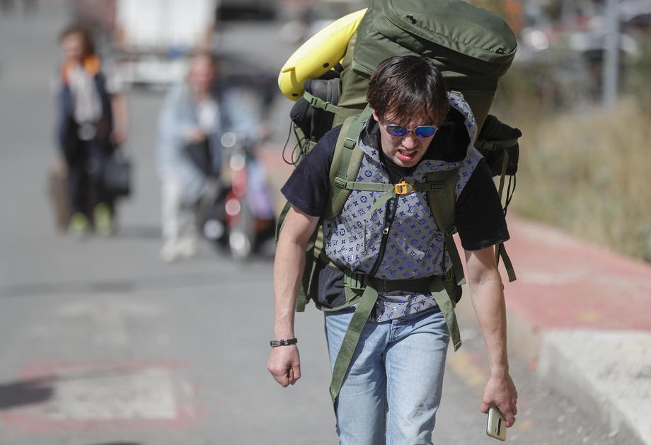 Росіяни прямують до пункту пропуску на російсько-грузинському кордоні.