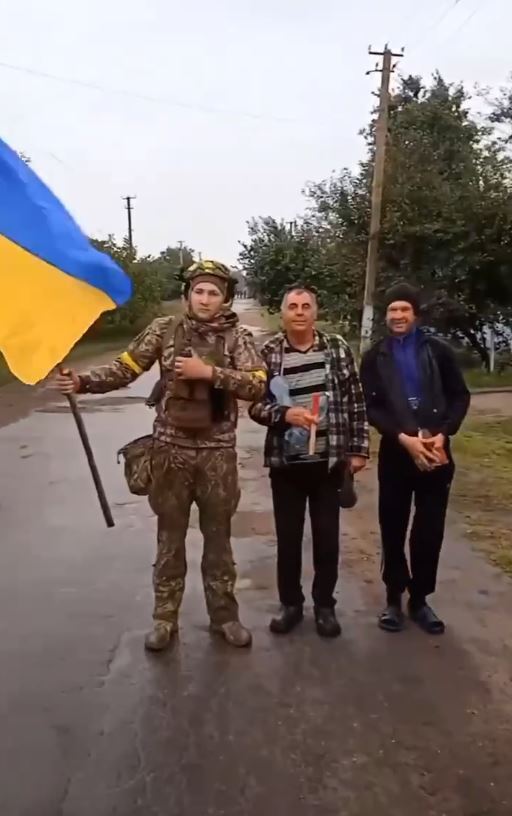 Украинские военные показали видео с флагом из Золотой Балки в Херсонской области: они уже там dqxikeidqxidqeant