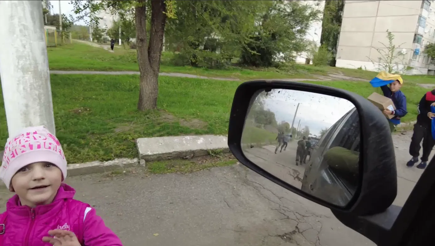 С флагом в руках: как жители Харьковщины встречали украинских защитников после оккупации. Видео