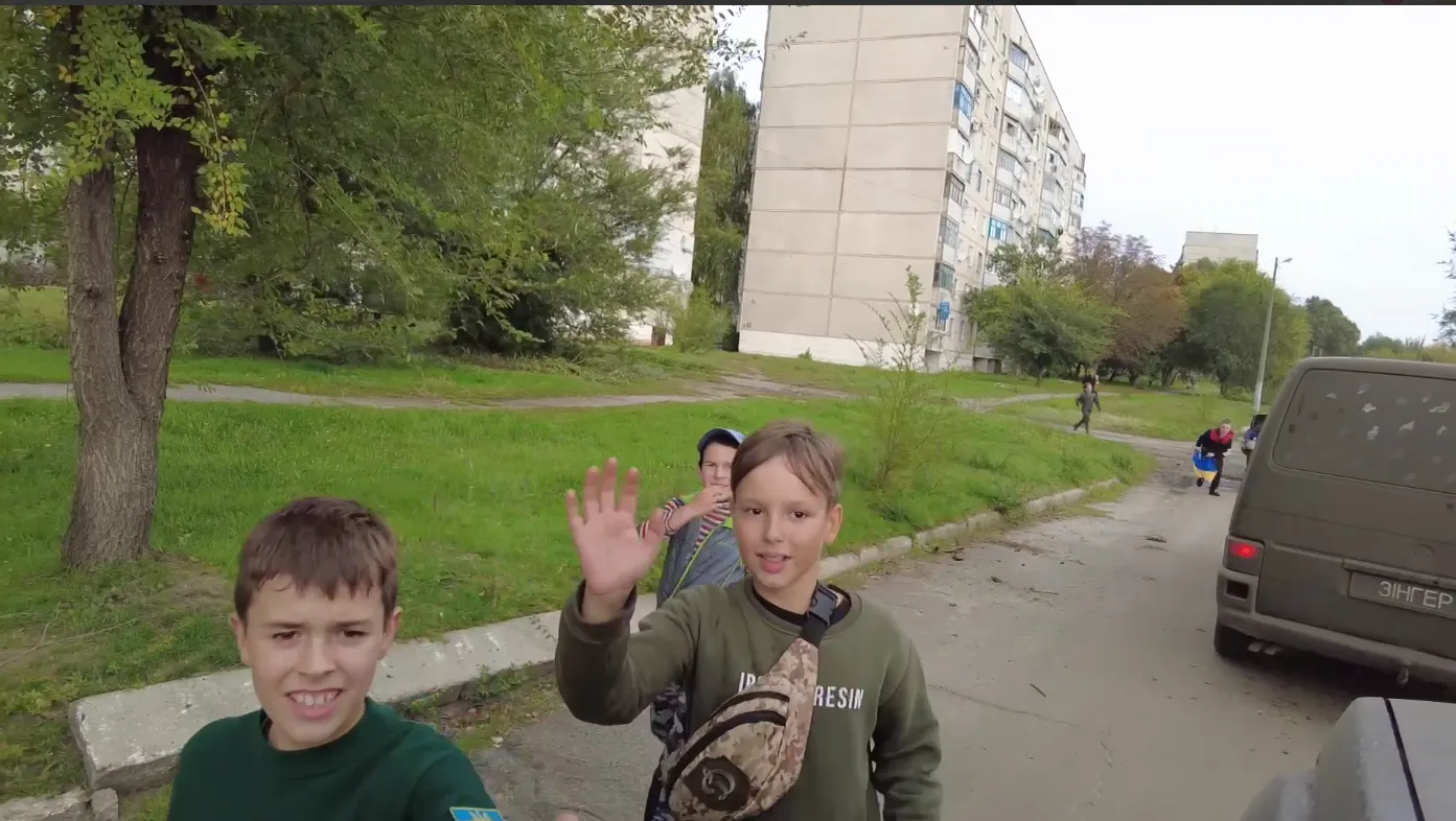 Із прапором у руках: як мешканці Харківщини зустрічали українських захисників після окупації. Відео dqxikeidqxidqrant