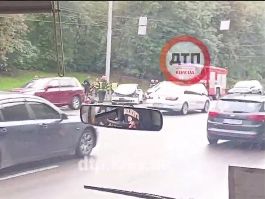 В Киеве на Печерске произошло ДТП с участием двух авто: возникла пробка. Видео dqxikeidqxidqeant