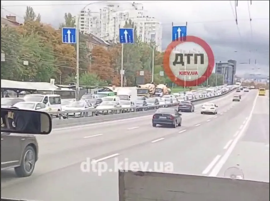 В Киеве на Печерске произошло ДТП с участием двух авто: возникла пробка. Видео