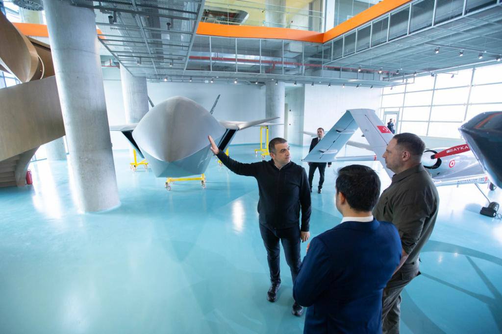 Ермак в Турции встретился с руководителями компании Baykar dqxikeidqxidqrant