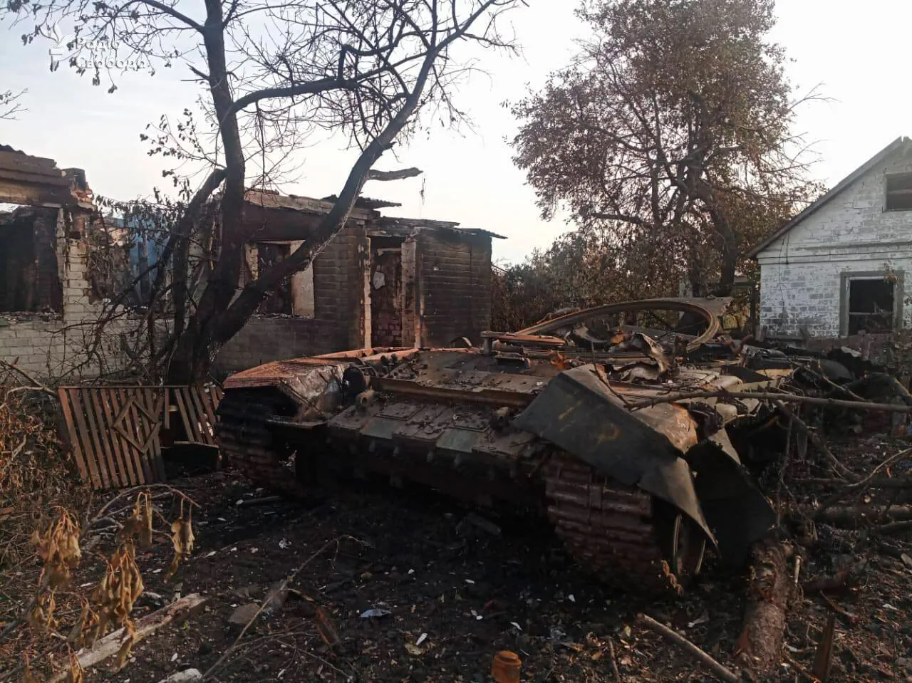 Жіночий гребінець і житомирські шкарпетки: окупанти, втікаючи з Лиману, залишили сумки із награбованим. Фото dqxikeidqxidqeant