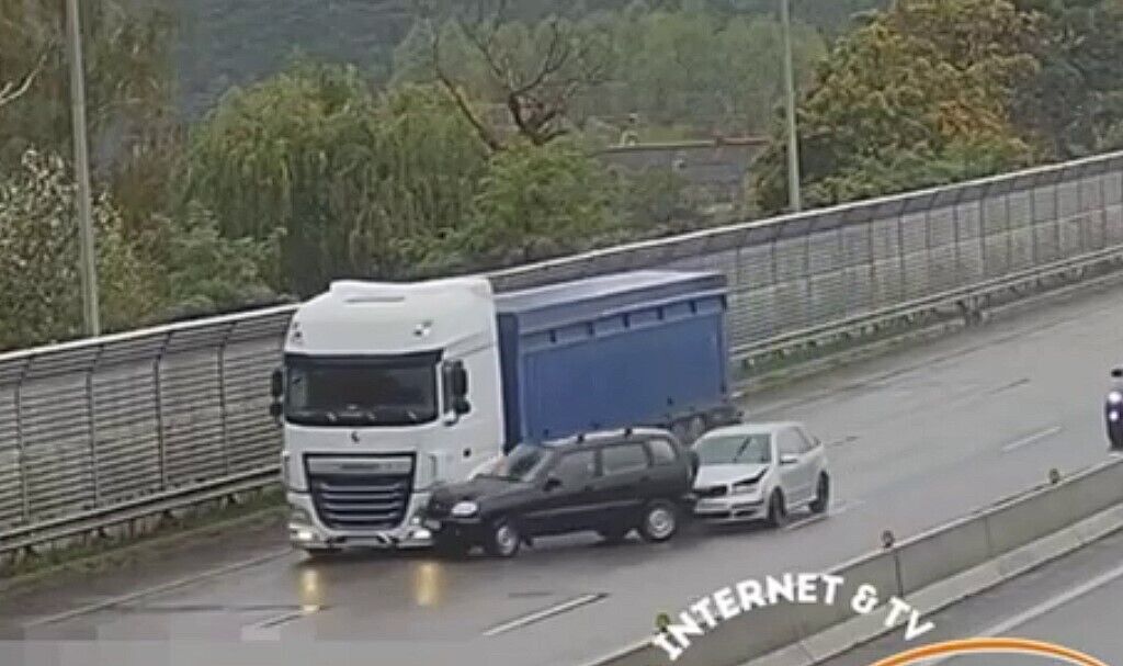 Под Киевом столкнулись две легковушки и грузовик: момент ДТП попал на видео dqxikeidqxidqeant