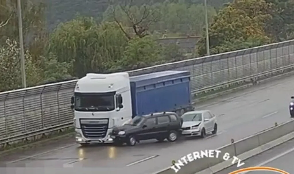 Під Києвом зіткнулися два легковики та вантажівка: момент ДТП потрапив на відео dqxikeidqxidqrant